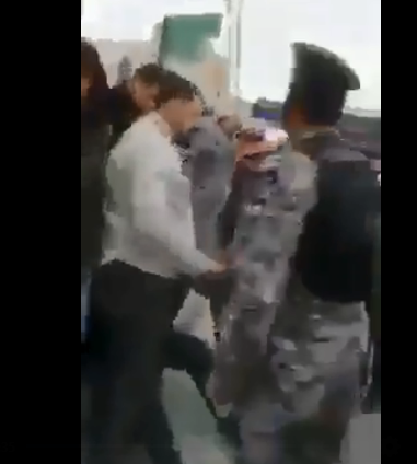 الأمانة توضح لسرايا حقيقة فيديو متداول عن قيام كوادرها بالاعتداء بالضرب على صاحب بسطة يعاني من إعاقة بالحركة