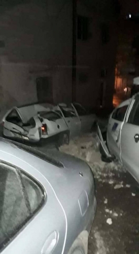 بالصور .. انهيار جدران تحطم عدة مركبات في عمان والزرقاء