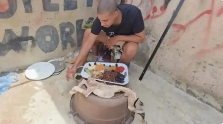 بدل الخروف ..  بلوغر عربي يشوي كلباً ويفجّر غضب المتابعين