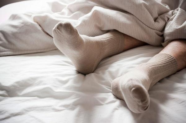 أثناء النوم ..  إليك أضرار ارتداء الجوارب لفترات طويلة