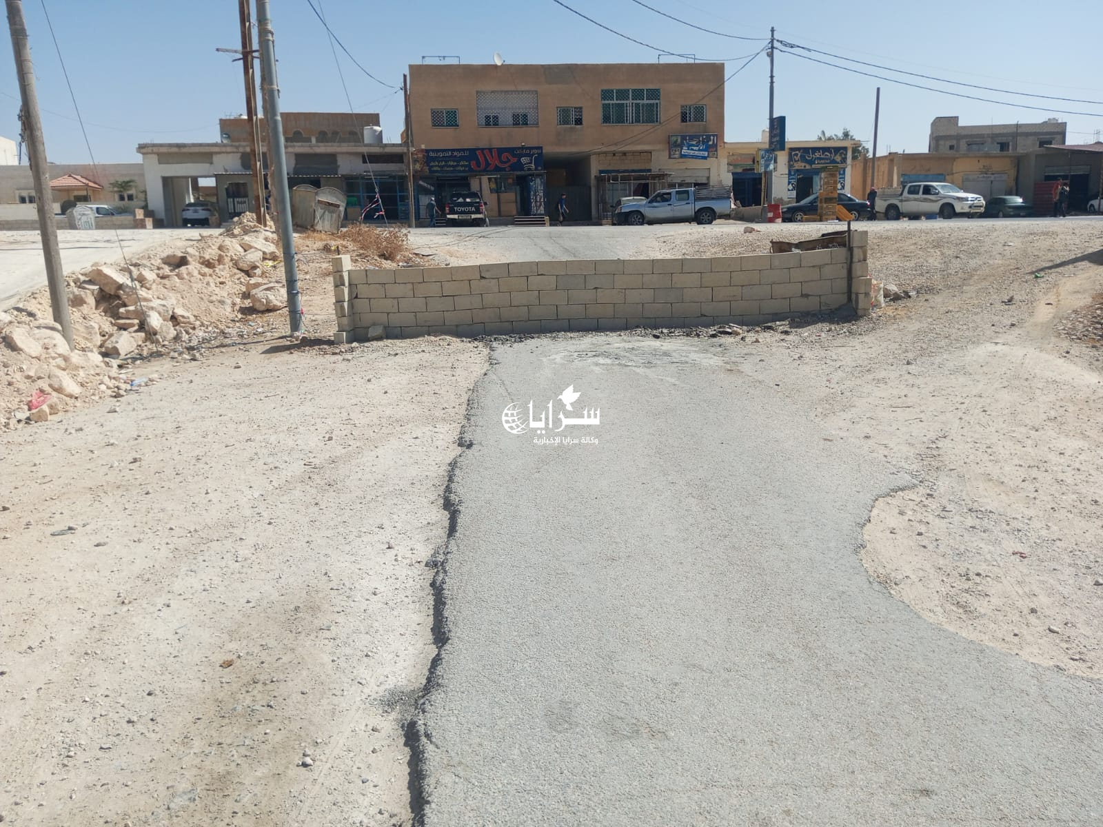 مواطن يبني سورًا ويغلق طريق رئيسي في قرية المليح بمادبا - صور