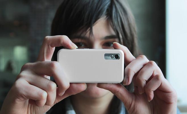 لماذا عليك أن تغطي كاميرا هاتفك أكثر من أي وقت مضى؟