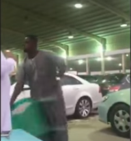 بالفيديو ..  عراك بالايدي بين مواطن وسوداني في معرض سيارات
