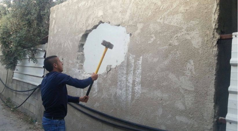 الاحتلال يجبر مقدسيًا على هدم 3 مخازن يدويًا بسلوان