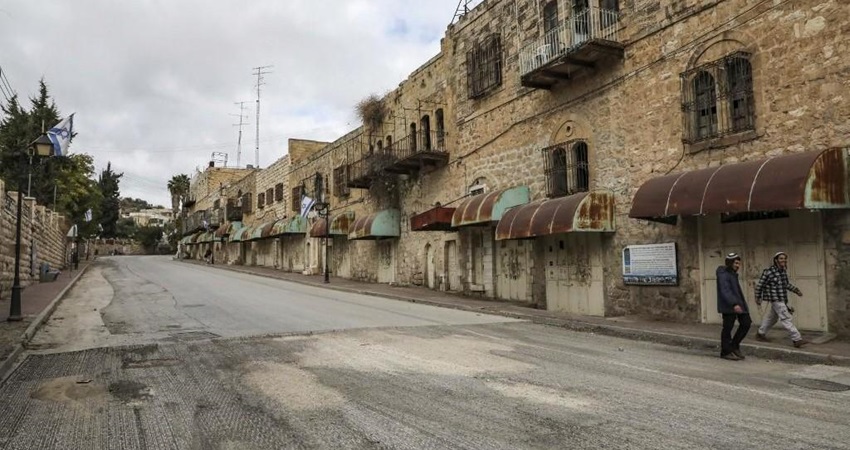 الاحتلال يغلق 3 متاجر في الخليل بحجة "الأعياد اليهودية"
