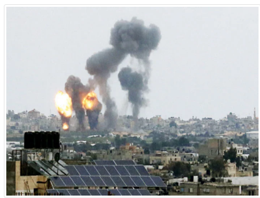 قصف إسرائيلي على غزة وعشرات المصابين في الضفة بمواجهات