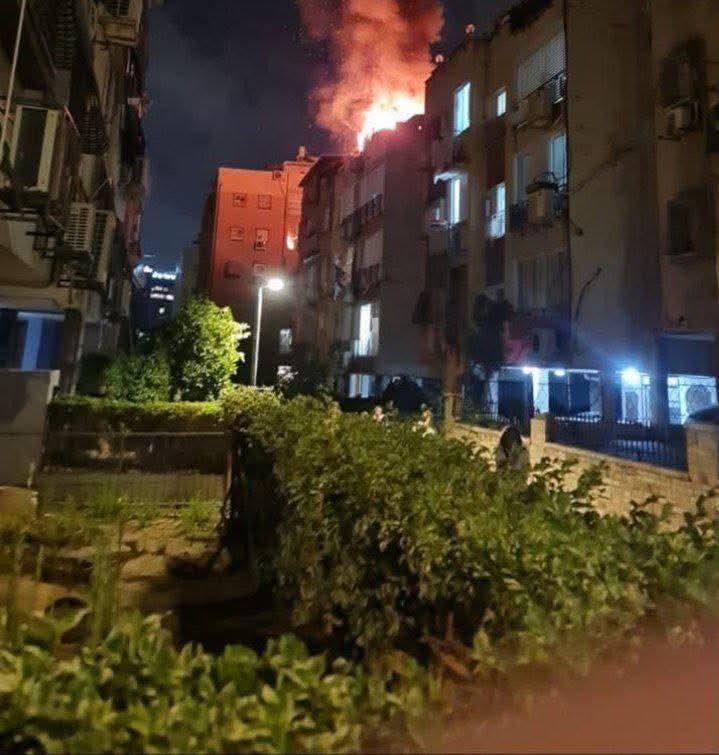 اعمدة اللهب تتصاعد من المبنى في تل ابيب المحتلة جراء الهجوم الصاروخي الايراني  ..  فيديو 