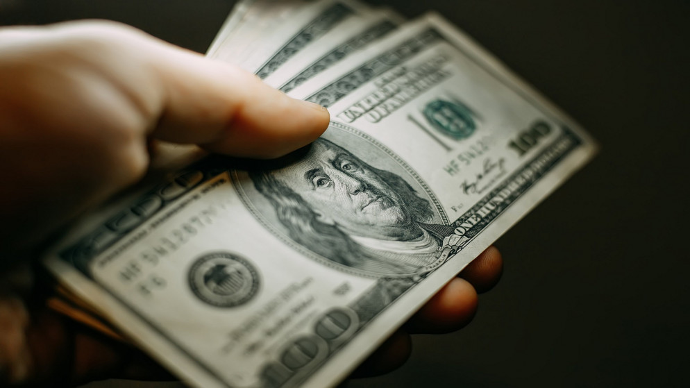 الدولار يقترب من أدنى مستوى له منذ 9 شهور أمام اليورو