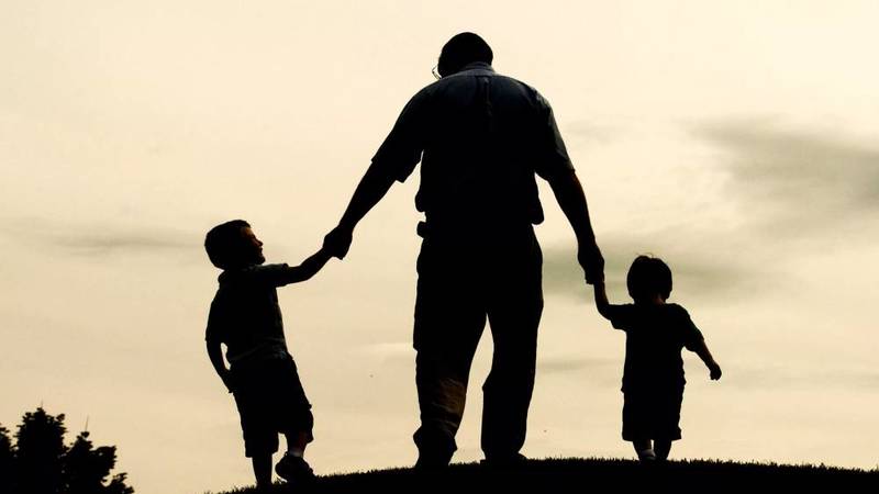 كيف يستطيع الأب المطلق متابعة ابنه وزيادة ارتباطه به؟