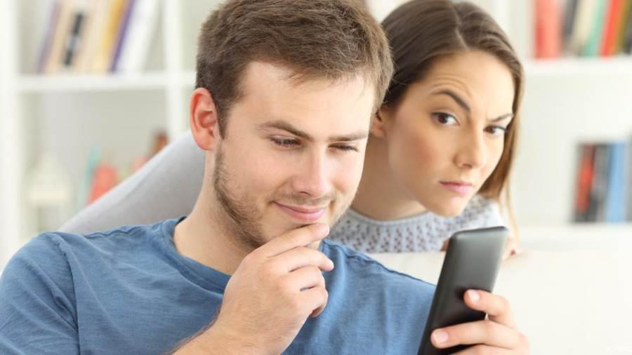 الافتاء المصرية: تجسس الزوجة على هاتف الزوج حرام شرعا