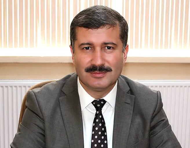 بحضور أردوغان  ..  بروفيسور تركي يهدي جائزته العلمية لـ"أبو عبيدة"