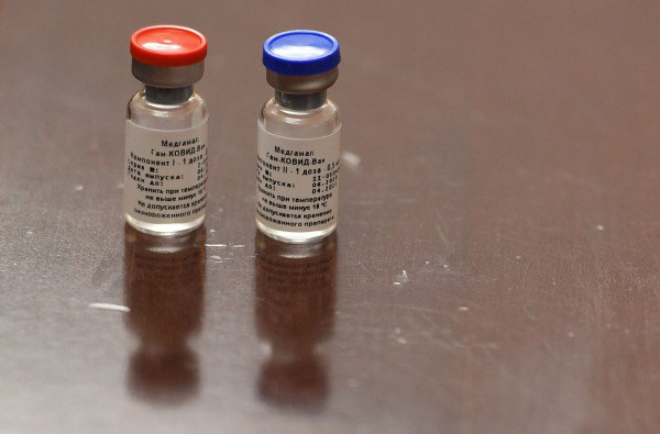 خبير يحدد الأشخاص المعفيين من اللقاح المضاد لفيروس (كورونا)  