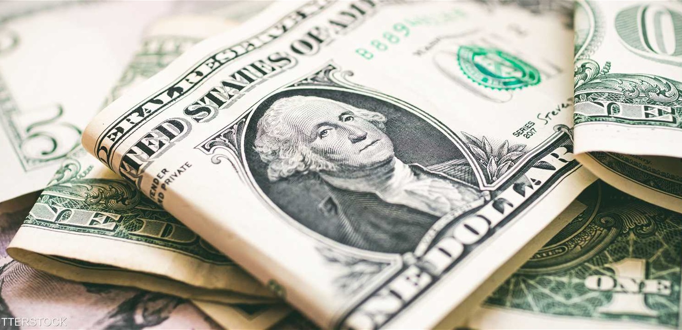 الدولار يهبط مع تزايد الرهان على وصول الفائدة لذروتها