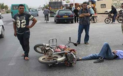 وفاة وإصابة في حادث تصادم دراجتين على طريق المطار