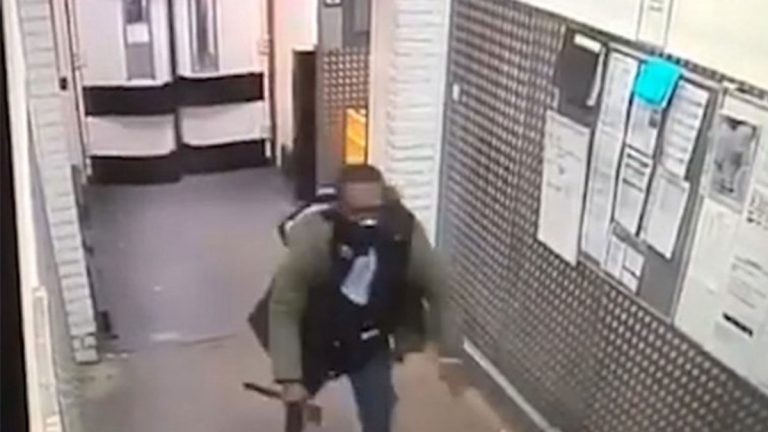فيديو خطير لرجل يطارد المتسوقين بفأس في متجر بلندن
