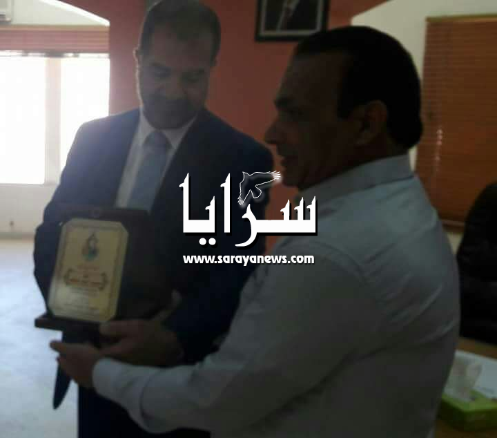 بالصور  ..  موظف بلدية يعيد 700 دينار منحت له بدل عمل اضافي وهو لا يستحقها 