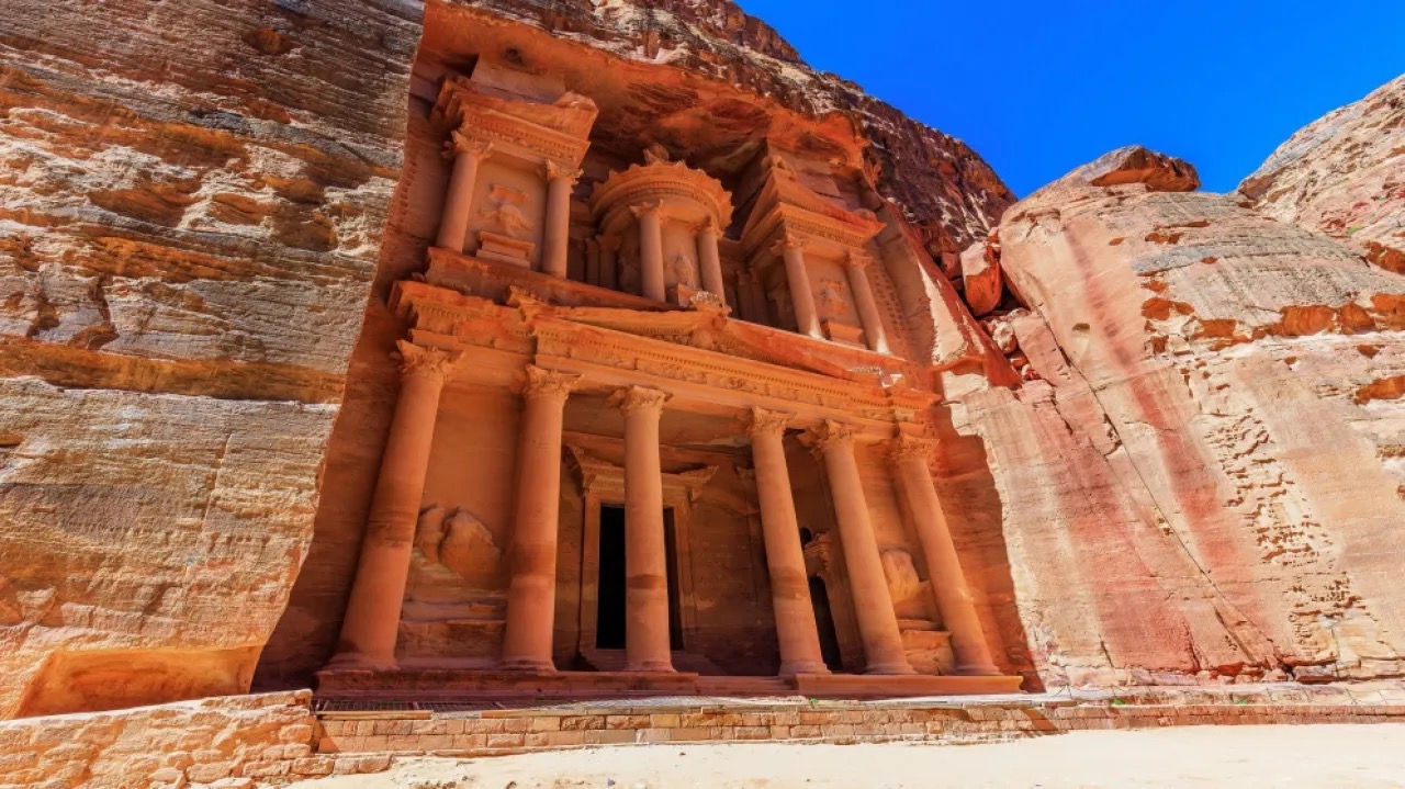 الكشف عن سبب أزمة السياحة في البترا