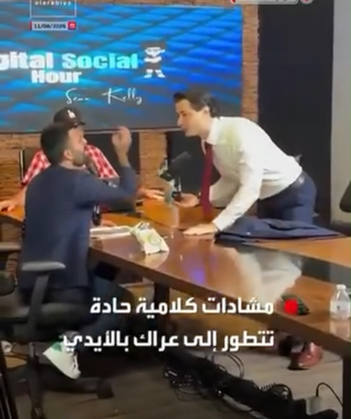 بالفيديو ..  شجار وعراك بالأيدي بين يوسف حداد ومرشح جمهوري سابق خلال تسجيل بودكاست في لوس أنجلوس