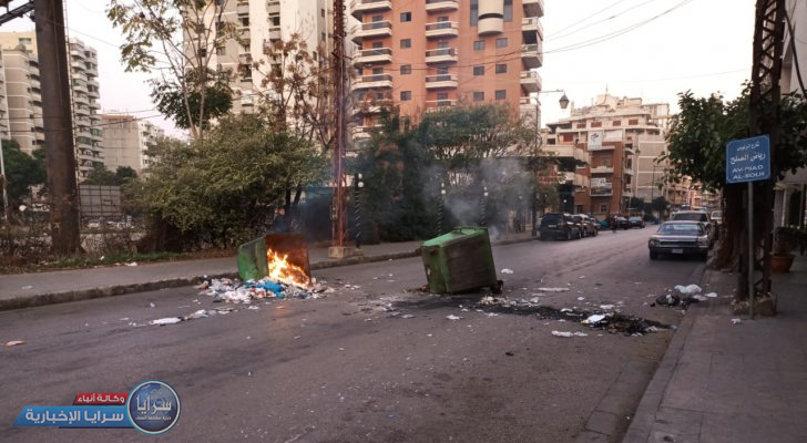 احتجاجات واسعة وقطع طرقات في لبنان  