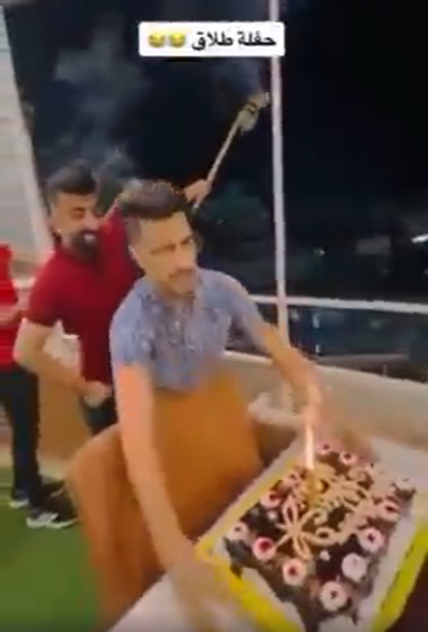 بالفيديو  ..  شاب يحتفل بإعلان فسخ الخطوبة والطلاق 