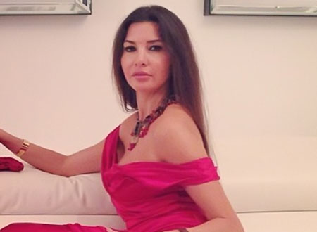 صور.. لاميتا فرنجية تحصد لقب &laquo;صاحبة الأنوثة الطاغية&raquo; بإطلالة حمراء ساحرة