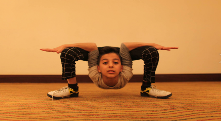 بالفيديو والصور  ..  ” عنكبوت غزة ” طفل فلسطيني بقدرات جسمانية غير عادية