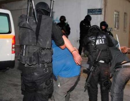 قوة امنية تداهم منزلاً في المفرق وتلقي القبض على 3 مطلوبين