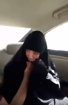 بالفيديو  ..  رجل يتنكر بزي امرأة للتسول في السعودية