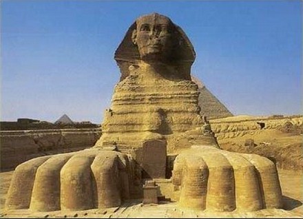 بالفيديو ..  ابو الهول يتحرك ليلاً ويثير ضجة كبيرة 