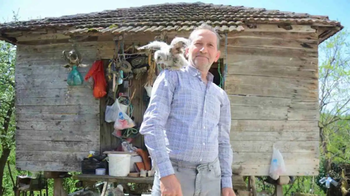 جلبت له الفرح ..  علاقة فريدة تجمع مزارعاً تركياً مع بومة (فيديو) 