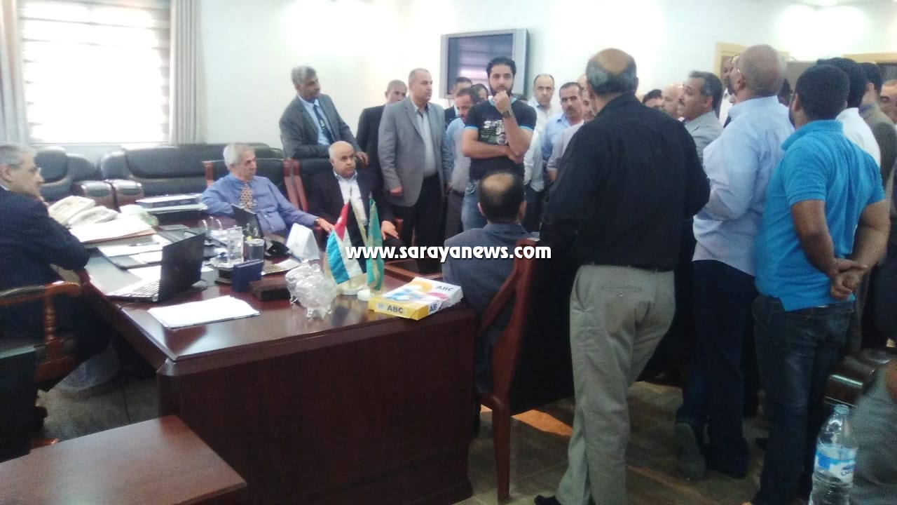 بالفيديو والصور :موظفو جامعة آل البيت يقتحمون مكتب الرئيس احتجاجاً على قرار تمديد له
