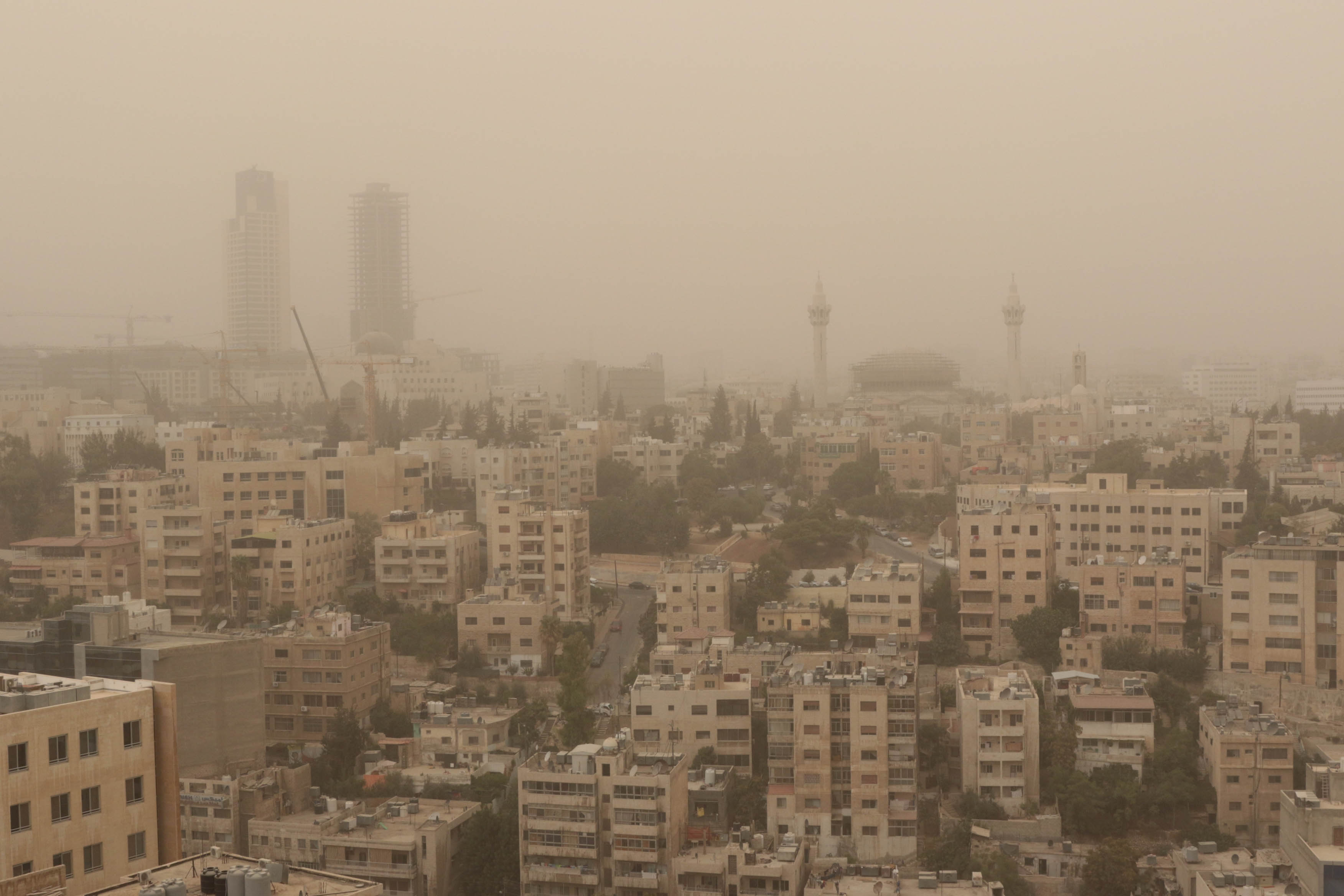 أجواء مغبرة وأمطار متفرقة السبت