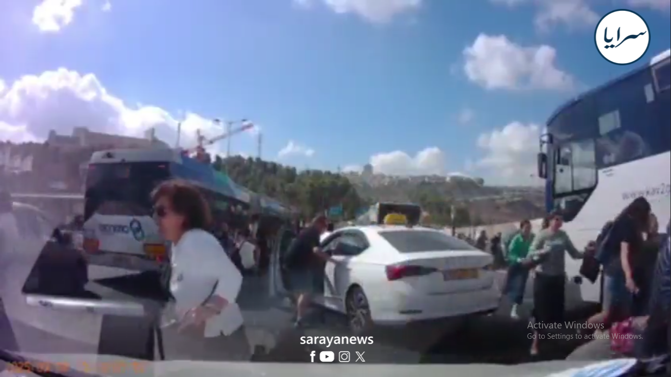 لحظة وقوع إطلاق نار بمفرق مستوطنة "راموت" شمالي القدس و مقتل 6 أشخاص  ..  فيديو