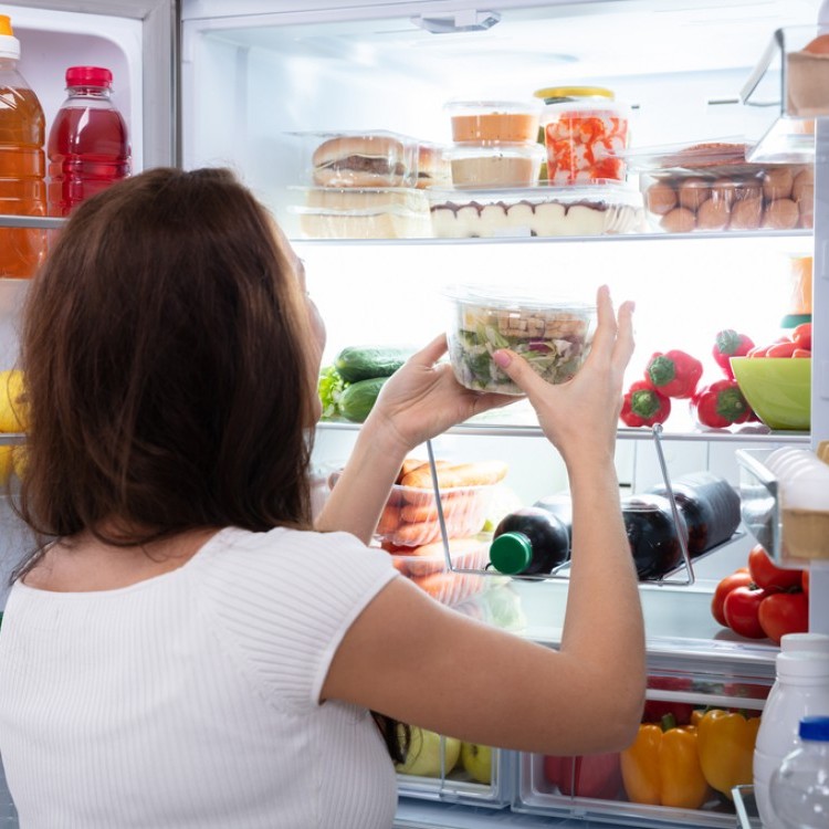 تجنبي هذه الأخطاء عند وضع الطعام بالثلاجة