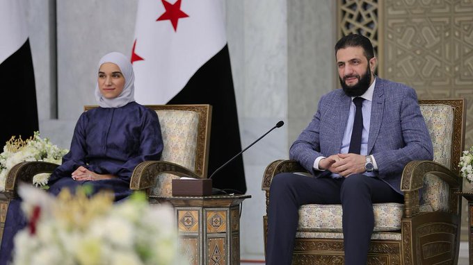الشرع وزوجته يستقبلان أطفالا فقدوا عائلاتهم على يد نظام الأسد