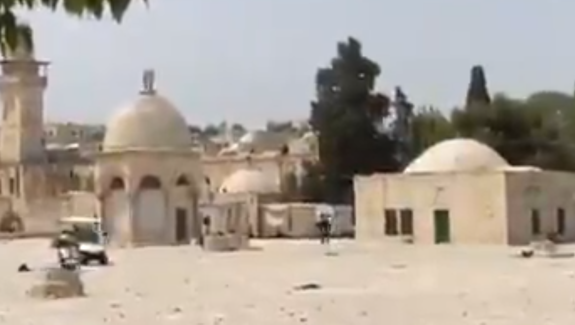 بالفيديو  ..  قوات الاحتلال تُخلي مكتب "الدفاع المدني" داخل الأقصى بالقوة