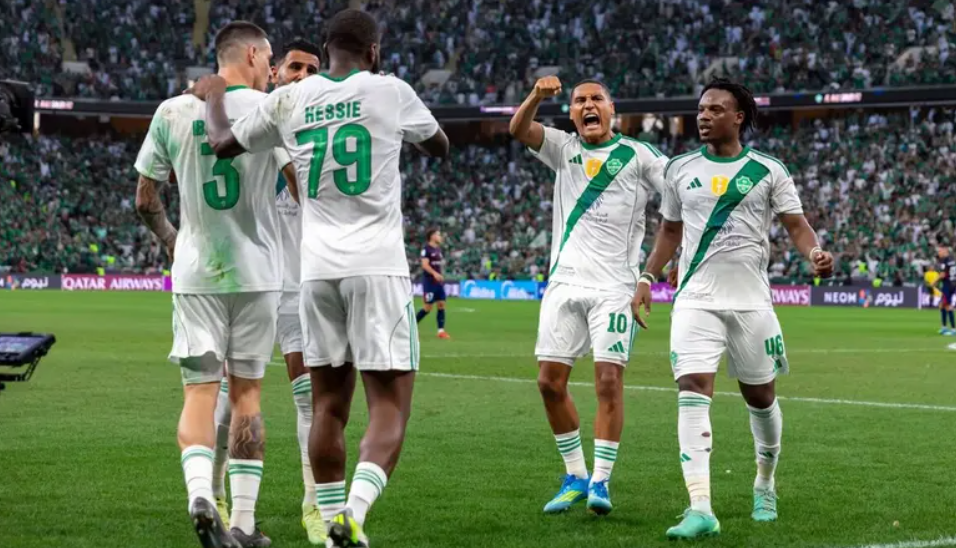 بعشرة لاعبين ..  الأهلي يقلب خسارته أمام جوهور ويبلغ نصف نهائي "النخبة"