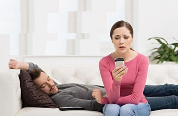 تجسس الزوجة على موبايل الزوج حرام شرعًا