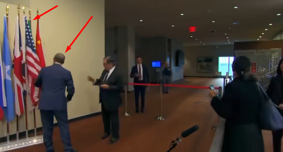 شاهد  ..  السفير المغربي يحجب العلم الجزائري في أروقة مجلس الأمن  