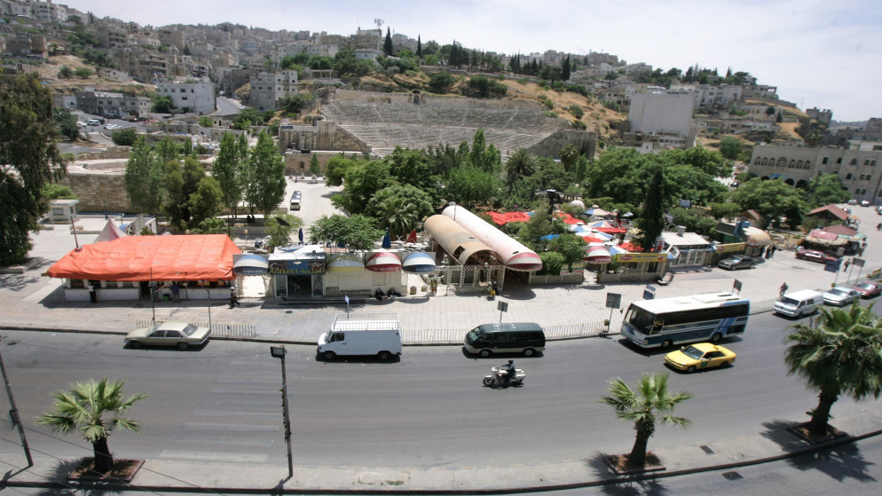 أمانة عمّان تباشر إزالة عوائق الأشجار عن الأرصفة لتعزيز سلامة المشاة 
