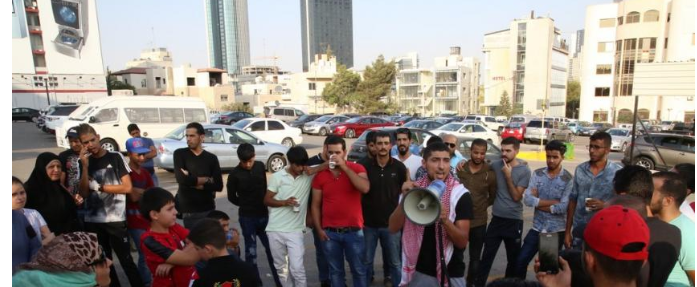 العشرات من المواطنين يعتصمون بالقرب من الرابع للمطالبة بعفو عام 