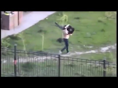 بالفيديو  ..  شاب مخمور يختطف فتاة حسناء ويحملها هارباً 