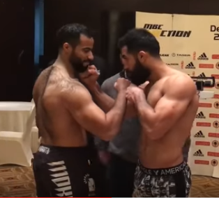 بالفيديو:اشتباك عنيف بين ملاكم مصري ونظيره السعودي قبل المباراة