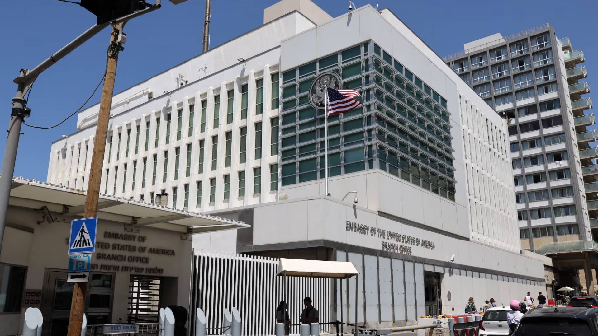 رويترز: أمريكا تسمح بمغادرة بعض موظفي سفارتها في "إسرائيل" مع عائلاتهم بسبب مخاطر أمنية