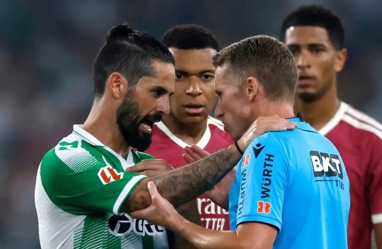 قناة ريال مدريد تشن هجوما لاذعا على التحكيم بعد الخسارة أمام ريال بيتيس