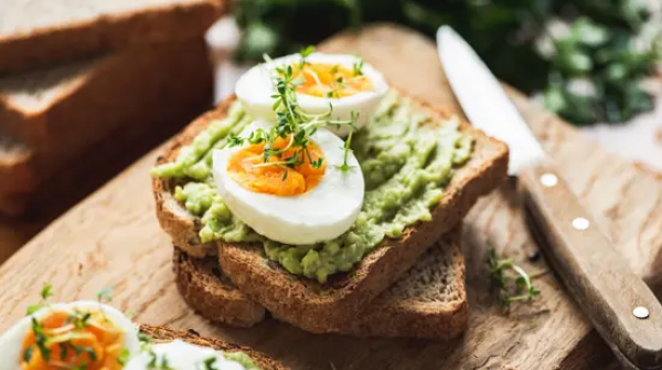 خيارات ذكية لوجبات خفيفة  ..  تكبح الجوع وتحافظ على الطاقة