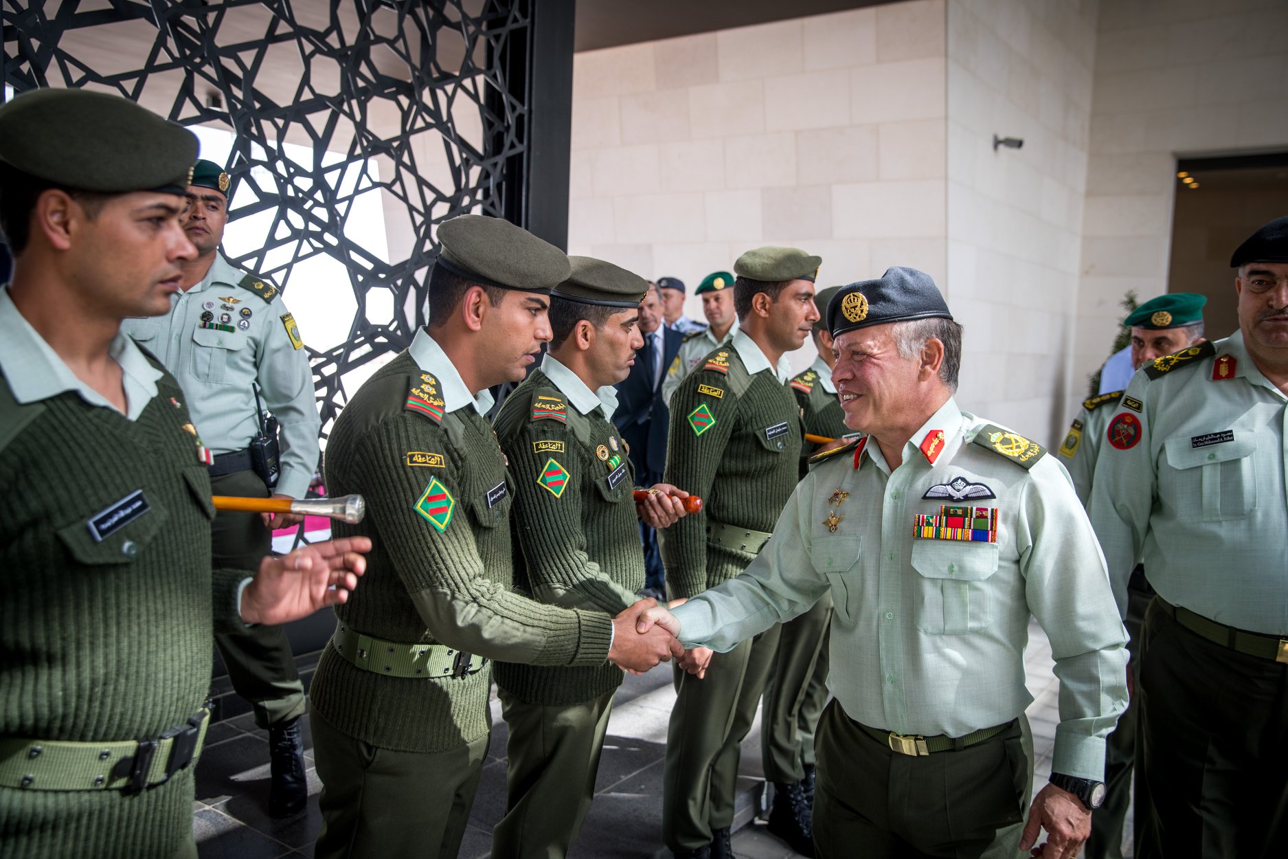 بالصور  ..  الملك يسلم علم جلالة القائد الأعلى إلى كتيبة الأمير محمد الآلية /9