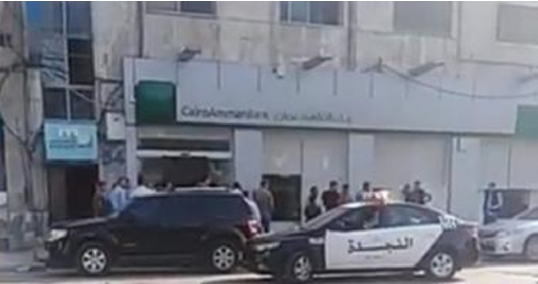 بالفيديو  ..  لحظة السطو على بنك في عمان