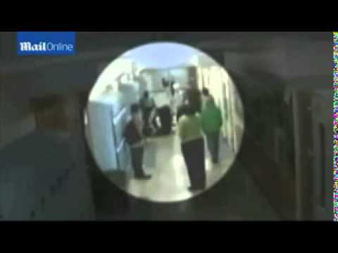 بالفيديو  ..  حارس مدرسة يصفع طالباً معاقاً ويسقطه أرضاً 