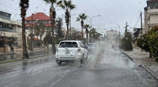  انخفاض ملموس على درجات الحرارة الخميس وفرصة لزخات مطرية خفيفة وأجواء خريفية لطيفة 